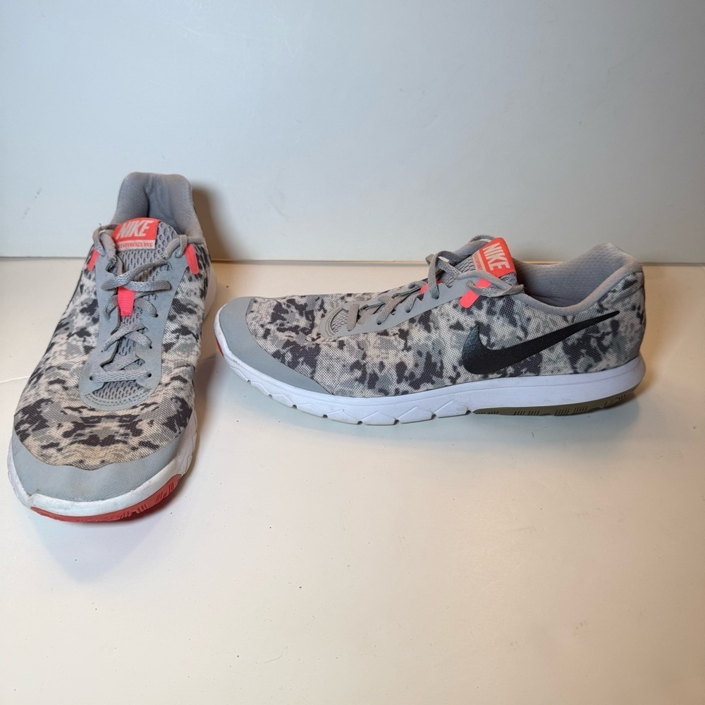 Nike Women's Flex Experience RN 6 running shoes featuring a gray patterned Sz10
